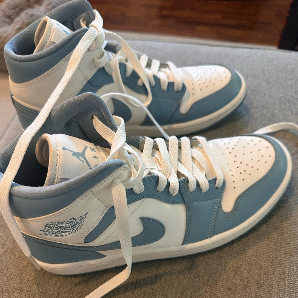Wmns Air Jordan 1 Mid 'University Blue'

Great condition - like new 

Size 8.5